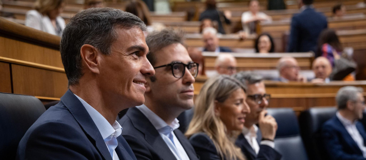 Pedro Sánchez y Carlos Cuerpo, durante la sesión de control de la semana pasada en el Congreso