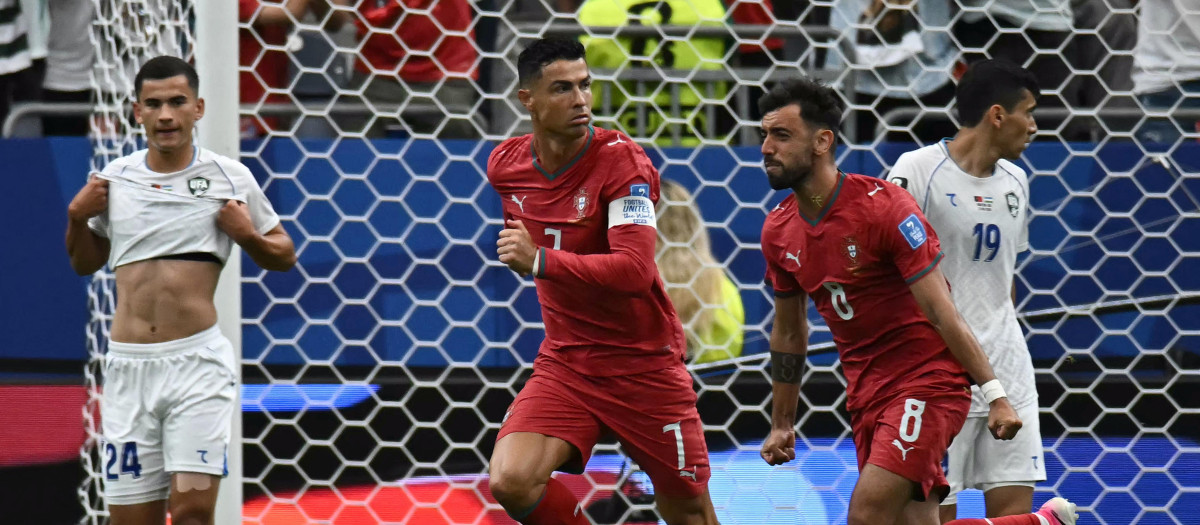 Cristiano Ronaldo festeja uno de sus goles ante Uzbekistán