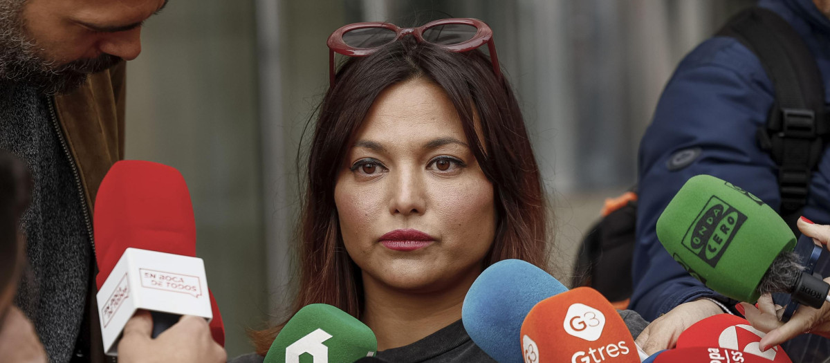 El juez que investiga a la actriz Elisa Mouliaá por presuntas calumnias al exportavoz de Sumar Íñigo Errejón ha ordenado que sea detenida y puesta a disposición judicial, tras no comparecer el lunes por tercera vez, estando ya advertida de que podría ser arrestada. En la imagen, Elisa Mouliaá a su salida de los juzgados el pasado 11 de abril de 2025. EFE/Archivo/Daniel González