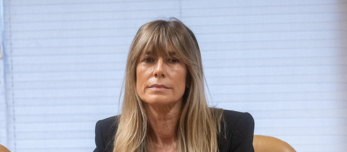 Begoña Gómez entrega el pasaporte al juez Peinado en los juzgados de Plaza de Castilla