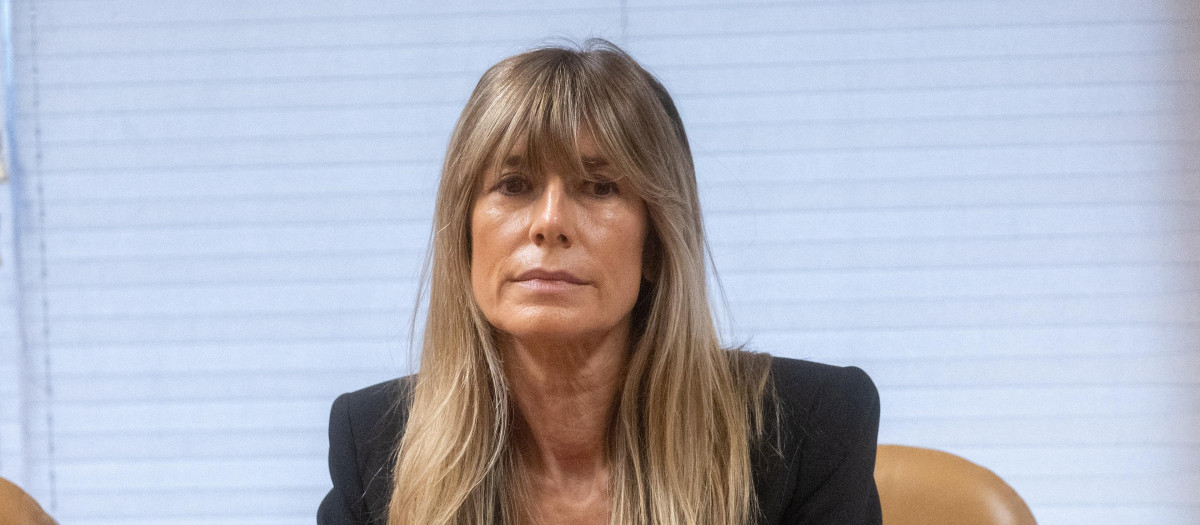 Begoña Gómez entrega el pasaporte al juez Peinado en los juzgados de Plaza de Castilla