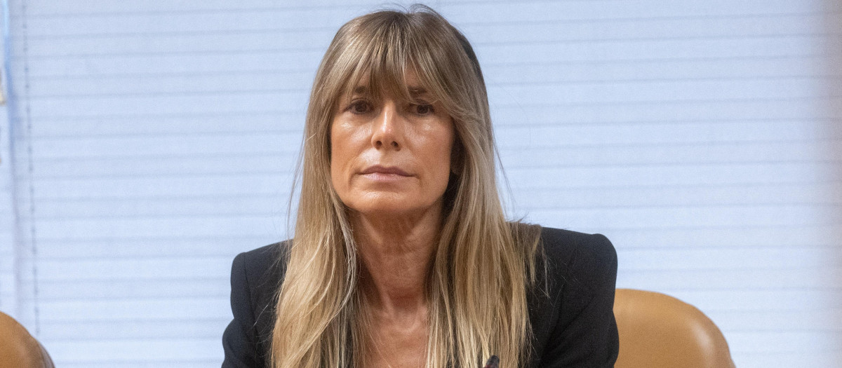 Begoña Gómez entrega el pasaporte al juez Peinado en los juzgados de Plaza de Castilla
