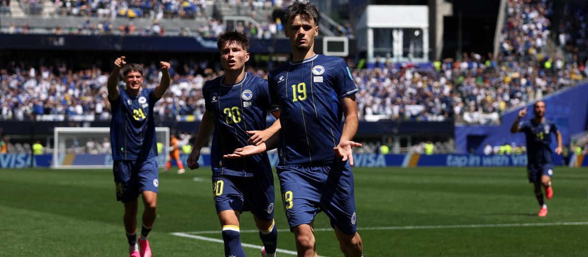 Kerim Alajbegovic celebra uno de los goles de Bosnia