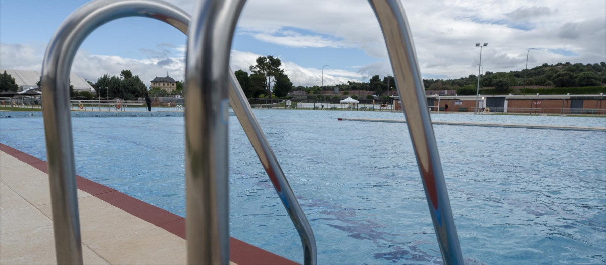 (Foto de ARCHIVO)
Una piscina vacía, durante la apertura de las piscinas públicas de Madrid para la temporada de verano 2026, en el Parque deportivo Puerta de Hierro, a 15 de mayo de 2026, en Madrid (España). La temporada de baño 2026 va desde el 15 de mayo hasta el 6–7 de septiembre. Madrid contará con 25 piscinas municipales de verano, y en el resto de la región se suman las autonómicas y otras instalaciones (Complutense, etc.) que suelen abrir entre finales de mayo y principios de junio.

Alberto Ortega / Europa Press
15 MAYO 2026;ESCALERA;
15/5/2026