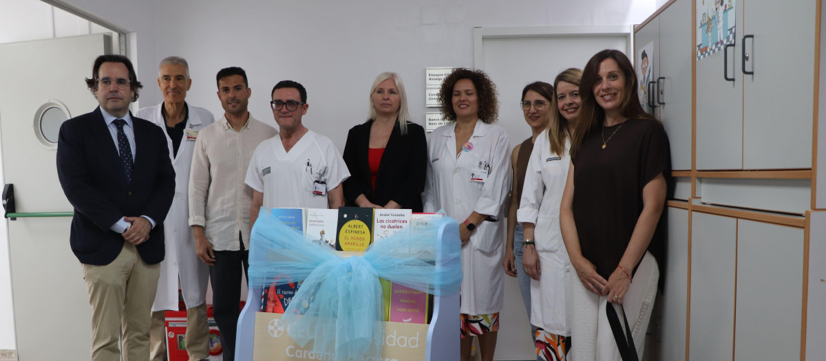 Imagen de la donación al Aula Hospitalaria del Hospital General de Elche