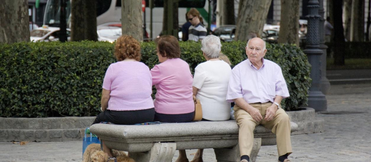 Un grupo de jubilados en un banco de Madrid.