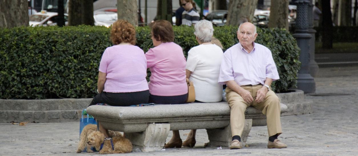 Un grupo de jubilados en un banco de Madrid.