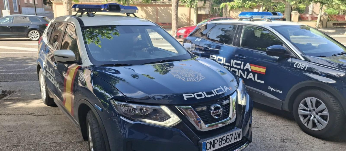Dos vehículos de la Policía Nacional en Palencia