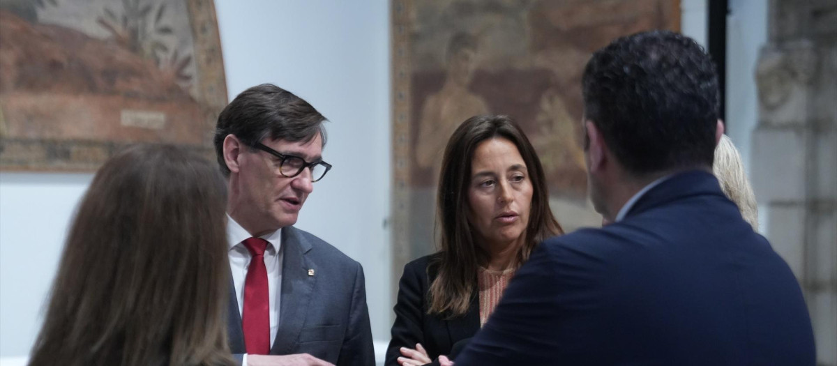 El presidente de la Generalitat, Salvador Illa, y la consejera de Educación, Esther Niubó, en una imagen de archivo