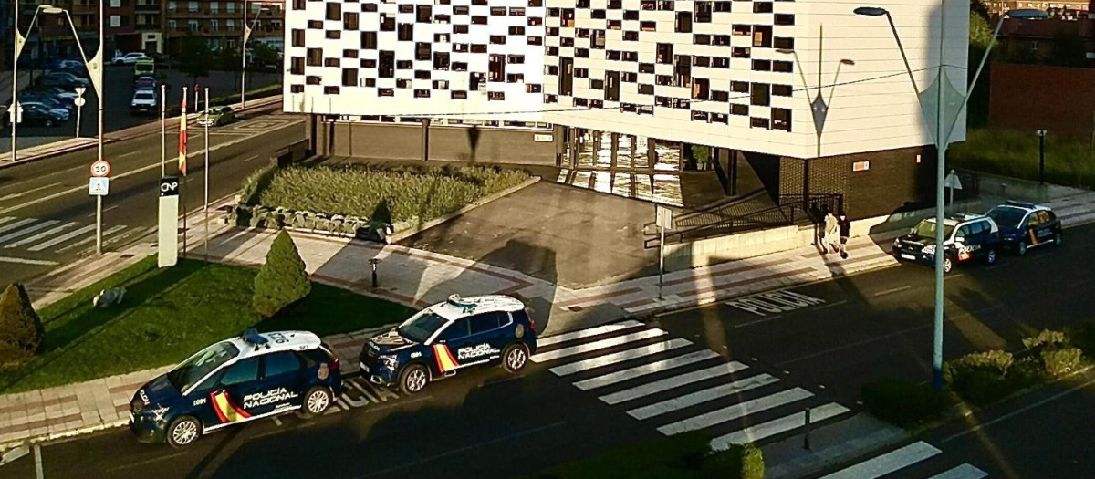 vehículos de la Policía Nacional el San Andrés de Rabanedo, en el alfoz de León
