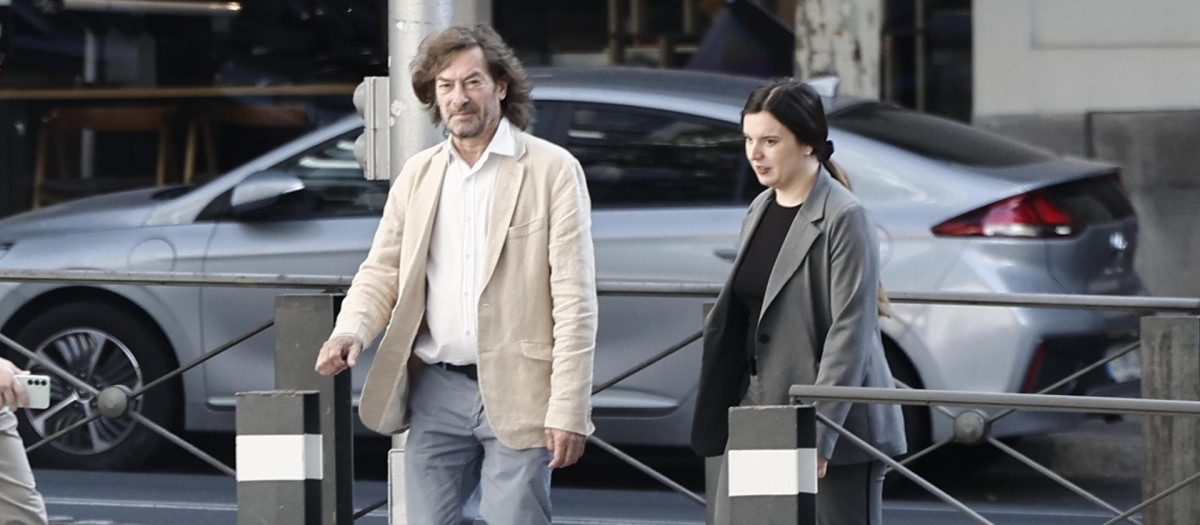 El juez Santiago Pedraz (i), que investiga el caso Leire Díez, a su llegada a la Audiencia Nacional este viernes