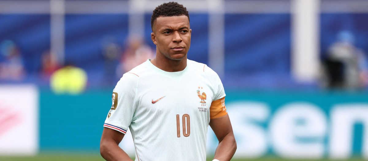 Kylian Mbappé, con la camiseta verde de la selección francesa