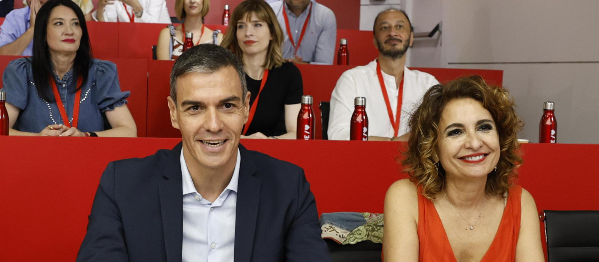 El secretario general del PSOE, Pedro Sánchez (i), y la vicesecretaria general, María Jesús Montero
