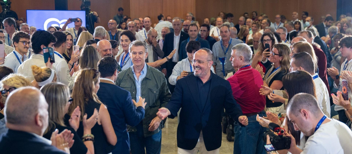 El presidente del PP, Alberto Núñez Feijóo, y el revalidado líder del partido en Cataluña, Alejandro Fernández