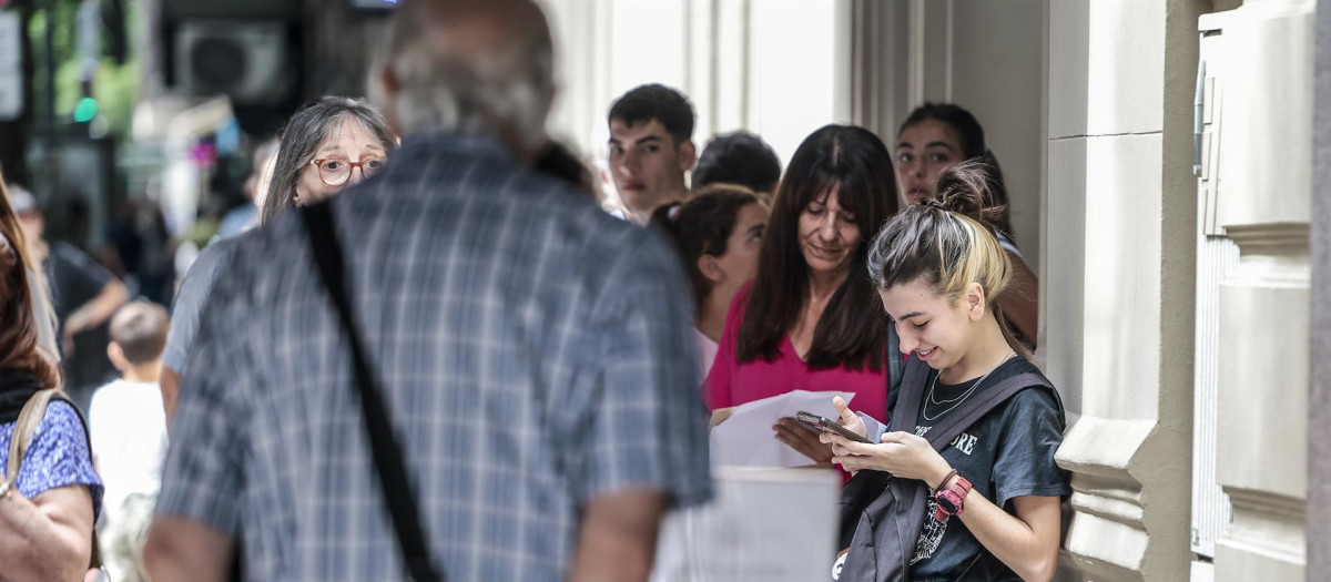 Colas ante el consulado español en Buenos Aires para beneficiarse de la 'ley de nietos'