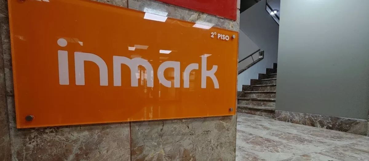 Cartel en el edificio de Madrid en el que se encuentra el grupo Inmark