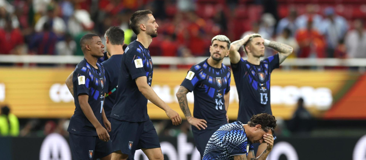 Los jugadores de Uruguay se lamentan tras caer eliminados del Mundial
