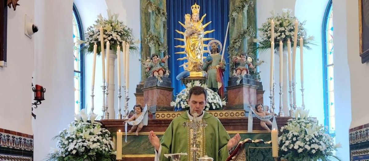 Antonio Morales celebra la misa en el Santuario de Linares