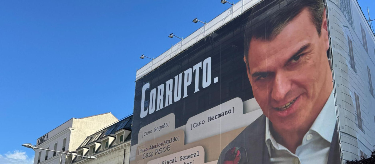 Lona de Hazte Oír contra Pedro Sánchez