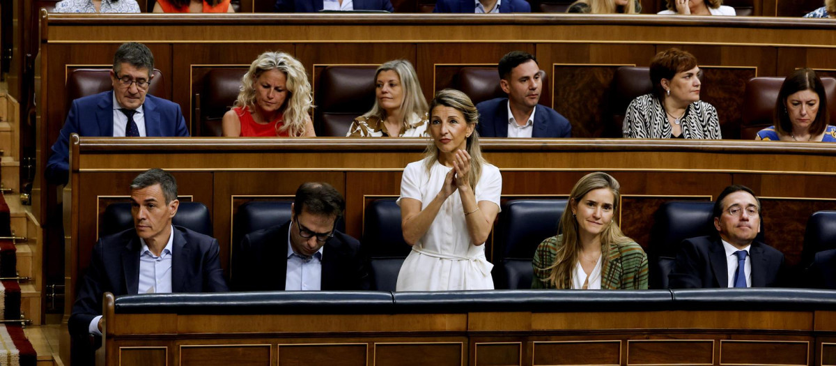 Yolanda Díaz aplaude en la última sesión de control al Gobierno en el Congreso