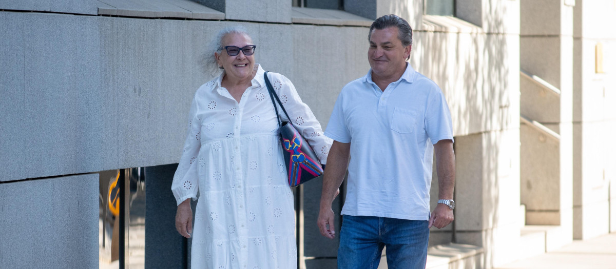La empresaria Carmen Pano y su chófer Álvaro Gallego a su llegada a la Audiencia Nacional, a 29 de junio de 2026, en Madrid (España). El juez de la Audiencia Nacional que investiga el 'caso Leire Díez' interroga como testigo a Carmen Pano, la empresaria que sostiene haber llevado 90.000 euros en efectivo a la sede del PSOE en la madrileña calle de Ferraz, así como a su chófer, Álvaro Gallego, que declaró haberla conducido hasta allí.

Fernando Sánchez / Europa Press
29/6/2026