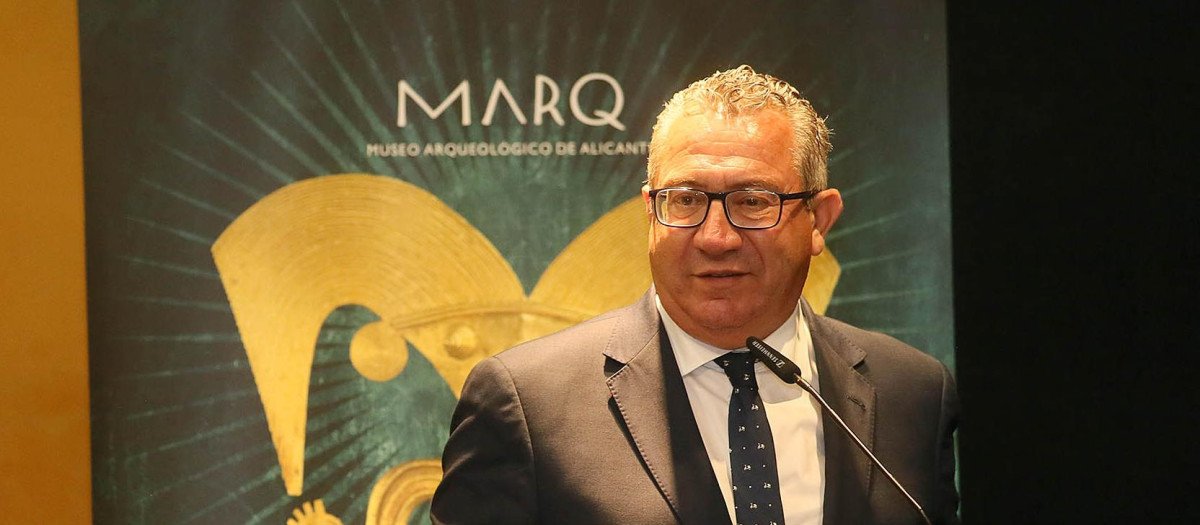 El presidente de la Diputación de Alicante, Toni Pérez, en la inauguración de la exposición ‘El oro y el universo. Saberes indígenas de Colombia’