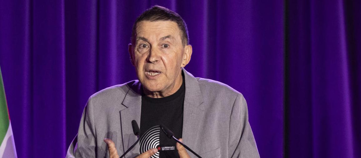 El coordinador general de la coalición EH Bildu, Arnando Otegi, ha cerrado el curso político con un acto en la sede de su principal partido, Sortu
