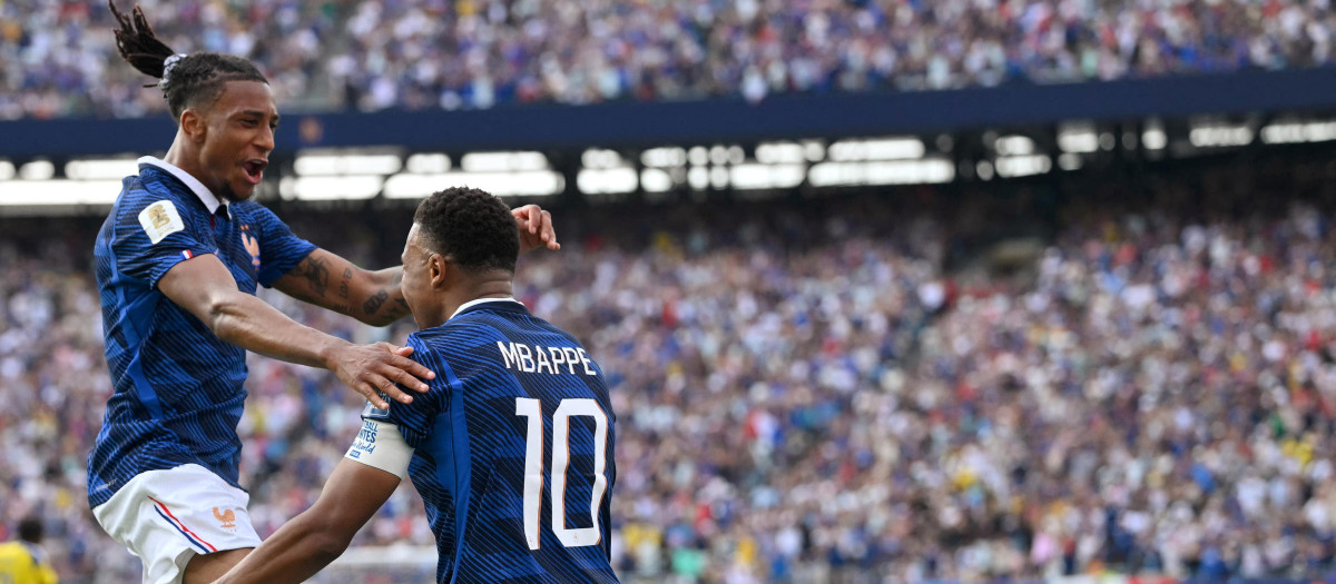 Olise y Mbappé celebran uno de los goles de Francia ante Suecia