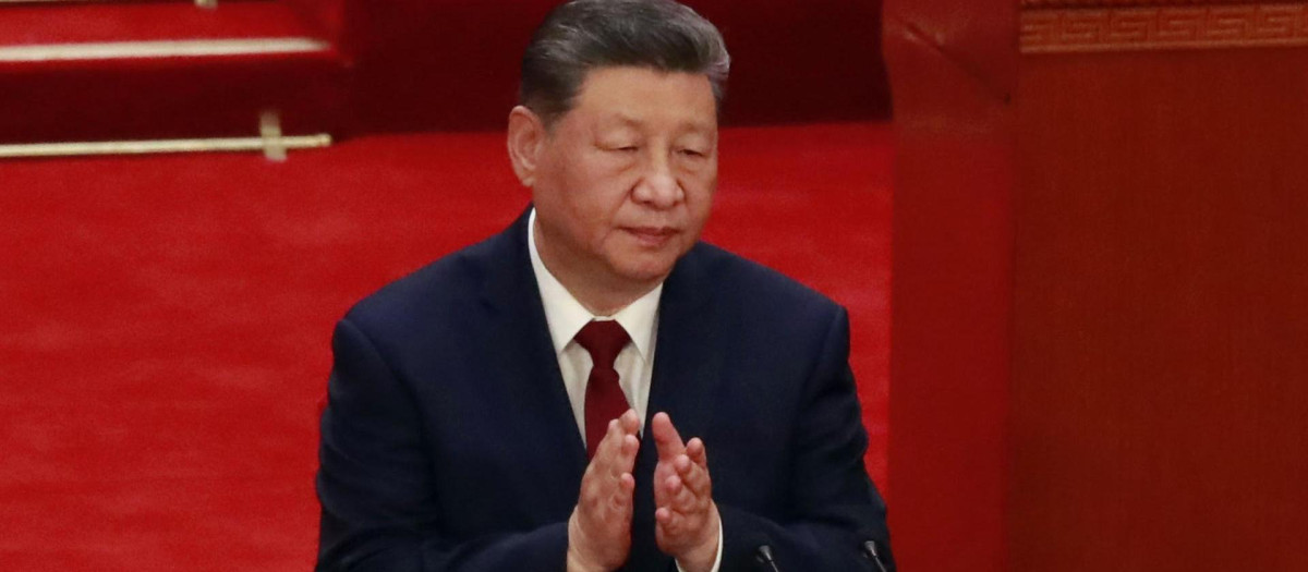 El presidente chino Xi Jinping aplaude durante la celebración del 105.º aniversario de la fundación del Partido Comunista Chino (PCCh), en el Gran Salón del Pueblo, en Pekín, China