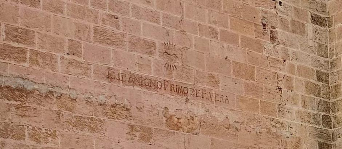 (Foto de ARCHIVO)
Inscripción de José Antonio Primo de Rivera en la fachada de la Catedral de Almería.

EUROPA PRESS
01/1/1970