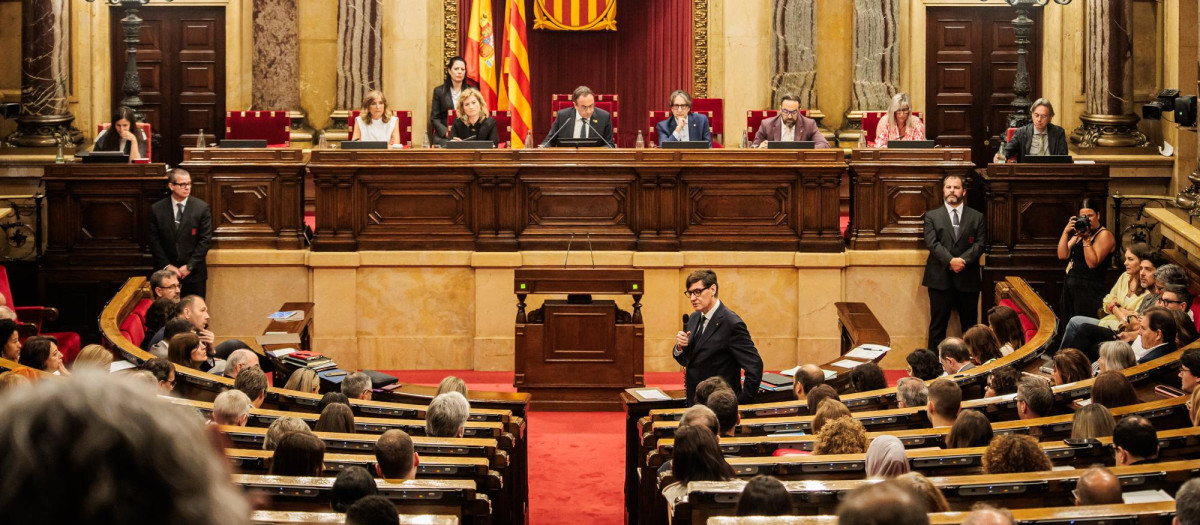 El presidente de la Generalitat, Salvador Illa, interviene en el pleno del Parlament