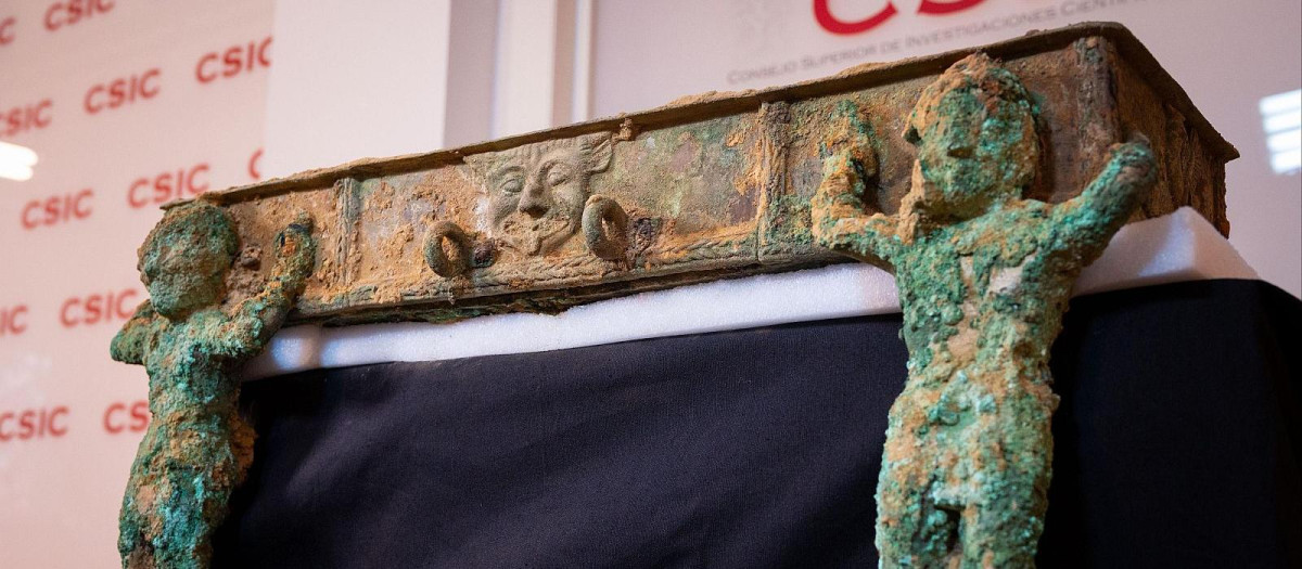 Carro de bronce tartésico, se trata del principal hallazgo de la reciente campaña en Casas del Turuñuelo.