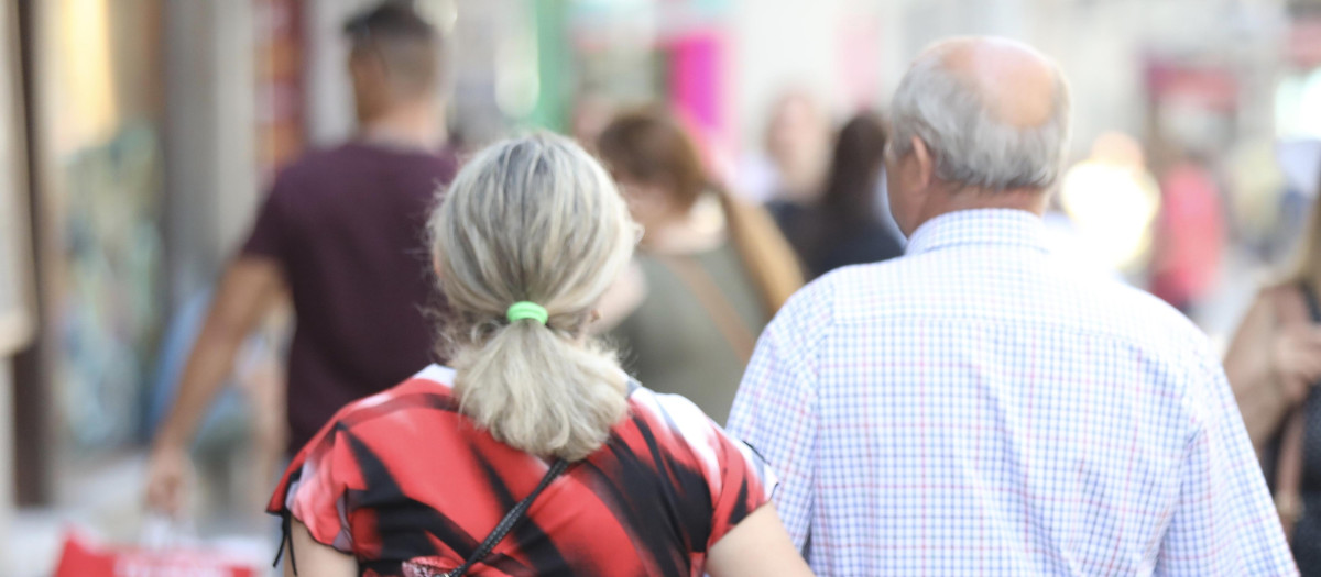Imagen de archivo de una pareja de jubilados paseando por la calle