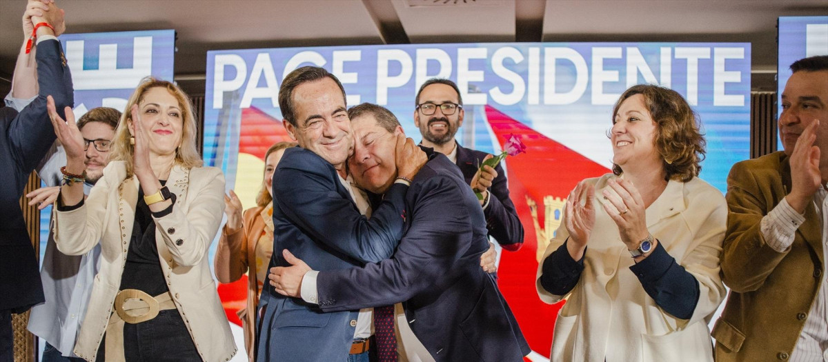 (Foto de ARCHIVO)
El exministro de Defensa José Bono (3d) y el candidato del PSOE a la Presidencia de Castilla-La Mancha, Emiliano García-Page (3d), se abrazan a su llegada a realizar el seguimiento de la jornada electoral en el cigarral del Ángel Custodio, a 28 de mayo de 2023, en Toledo, Castilla-La Mancha (España). Hoy, 28M, se celebran elecciones municipales en un total de 8.131 ayuntamientos y elecciones autonómicas en 12 comunidades autónomas. En las elecciones municipales podrán votar 35.414.655 electores y en las autonómicas que se celebran podrán hacerlo 18.382.505 electores.

Mateo Lanzuela / Europa Press
29 MAYO 2023;TOLEDO;CASTILLA LA MANCHA;ELECCIONES MUNICIPALES;28M
29/5/2023