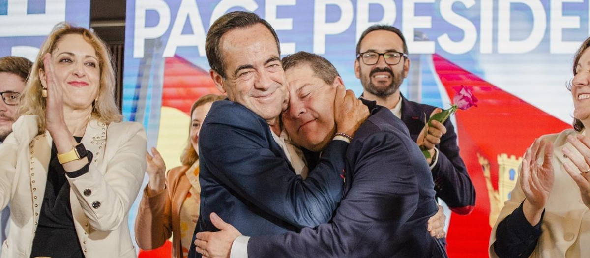 (Foto de ARCHIVO)
El exministro de Defensa José Bono (3d) y el candidato del PSOE a la Presidencia de Castilla-La Mancha, Emiliano García-Page (3d), se abrazan a su llegada a realizar el seguimiento de la jornada electoral en el cigarral del Ángel Custodio, a 28 de mayo de 2023, en Toledo, Castilla-La Mancha (España). Hoy, 28M, se celebran elecciones municipales en un total de 8.131 ayuntamientos y elecciones autonómicas en 12 comunidades autónomas. En las elecciones municipales podrán votar 35.414.655 electores y en las autonómicas que se celebran podrán hacerlo 18.382.505 electores.

Mateo Lanzuela / Europa Press
29 MAYO 2023;TOLEDO;CASTILLA LA MANCHA;ELECCIONES MUNICIPALES;28M
29/5/2023