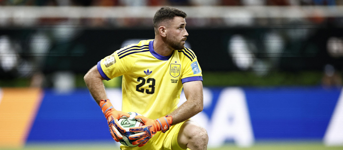 Spain's goalkeeper #23 Unai Simon holds the ball during the 2026 World Cup Group H football match between Uruguay and Spain at the Guadalajara Stadium in Zapopan on June 26, 2026.  (Photo by Ulises RUIZ / AFP)