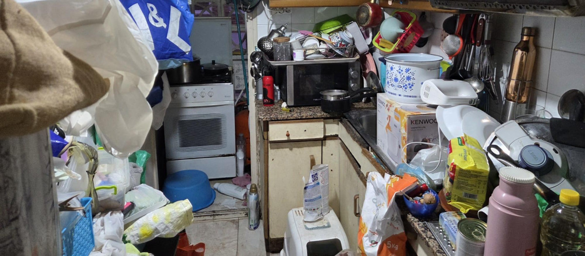 Imagen de la cocina del 'piso patera' durante el registro policial