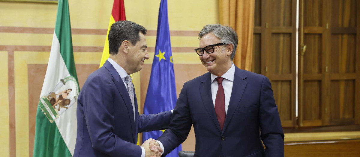 El presidente de la Junta, Juanma Moreno, y el portavoz de Vox en Andalucía, Manuel Gavira, en la firma del acuerdo