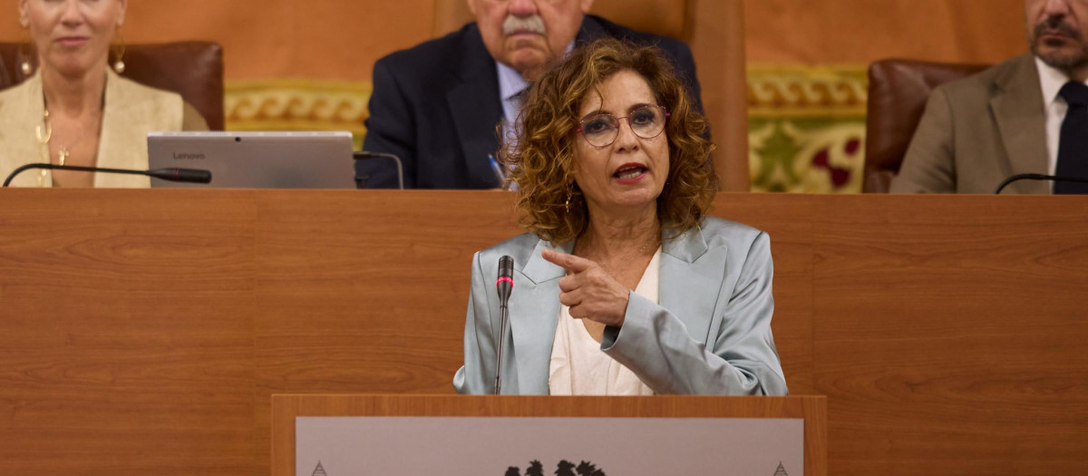 La secretaria general del PSOE andaluz, María Jesús Montero, durante el debate de investidura de Juanma Moreno