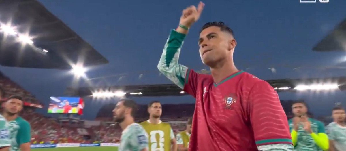 Cristiano en su homenaje a Diogo Jota tras la victoria de Portugal