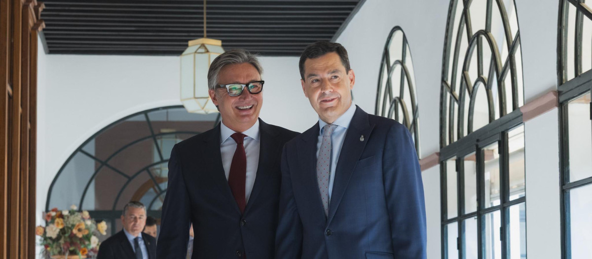 El portavoz de Vox en Andalucía, Manuel Gavira, y el presidente de la Junta, Juanma Moreno, antes de la firma