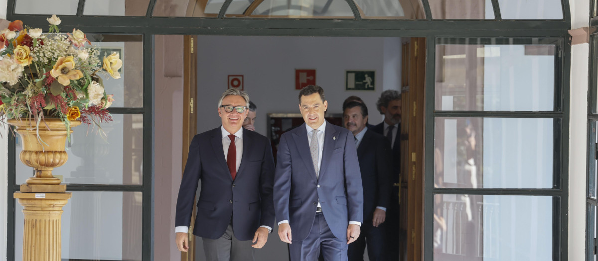 El líder de Vox en Andalucía, Manuel Gavira y el presidente andaluz Juanma Moreno