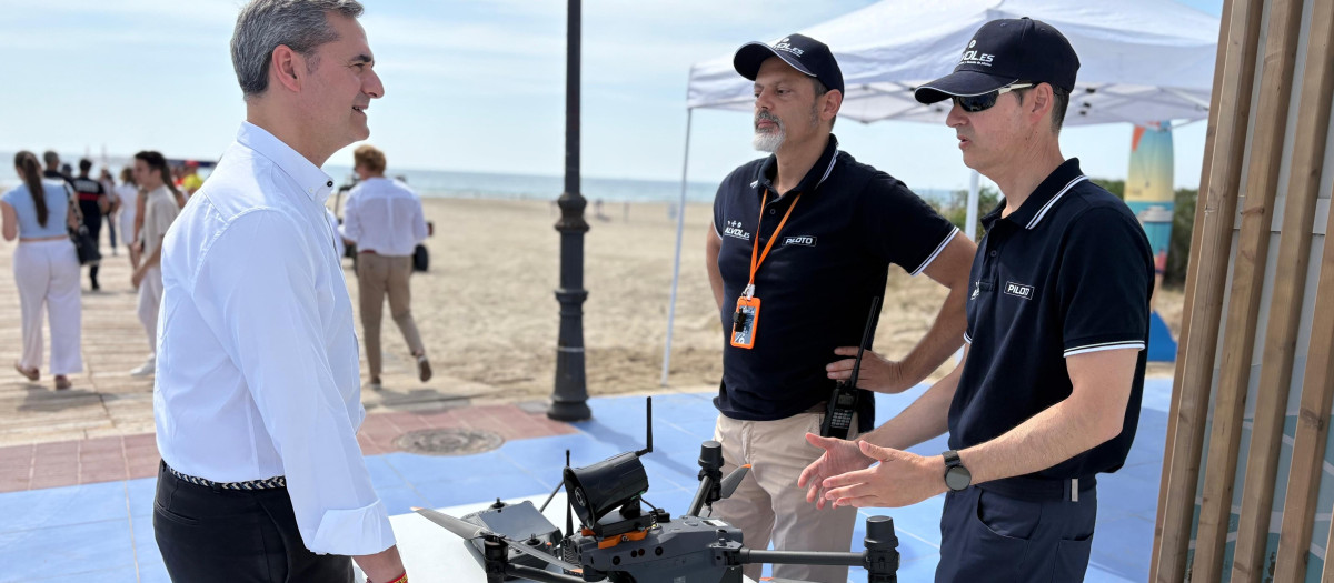 Imagen de Antonio Ortolá junto a uno de los drones que vigilan las playas de Castellón