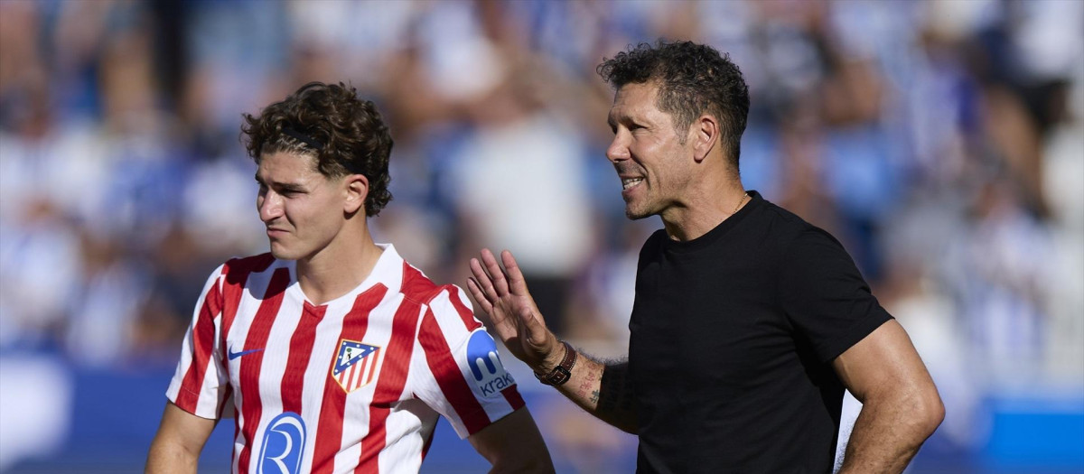 Diego Pablo Simeone y Julián Álvarez, en una imagen de esta temporada