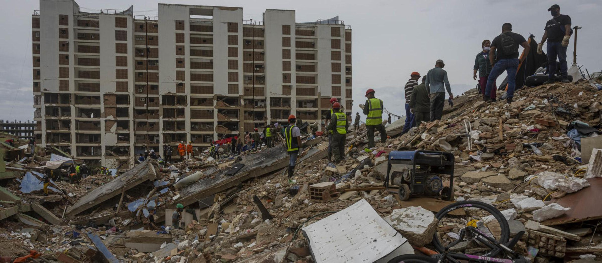 Voluntarios y rescatistas realizan labores de búsqueda en una zona un afectada por el doble terremoto en Venezuela