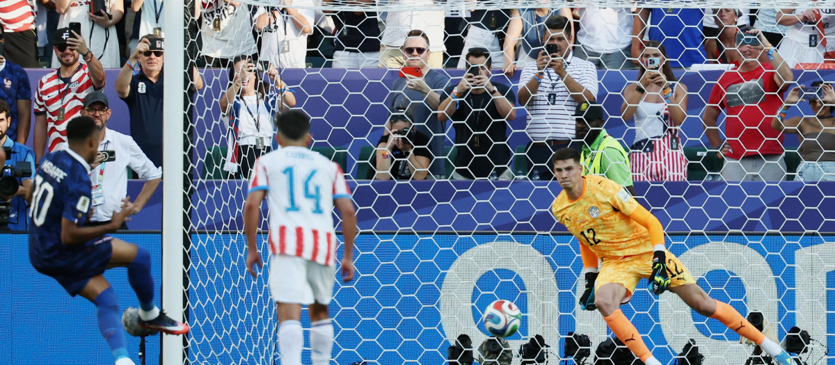Mbappé lanza el penalti con el que marco el primer gol ante Paraguay