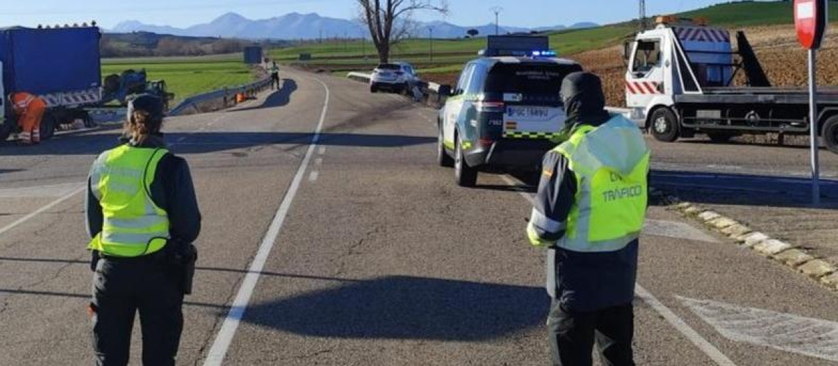 Agentes de la Guardia Civil de Tráfico, en un accidente en Palencia, en una imagen de recurso