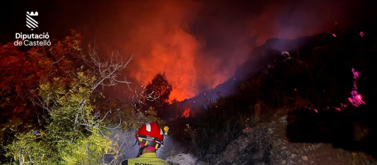 Imagen de un bombero durante las labores de extinción del incendio de Soneja, Castellón

REMITIDA / HANDOUT por CONSORCIO DE BOMBEROS/X
Fotografía remitida a medios de comunicación exclusivamente para ilustrar la noticia a la que hace referencia la imagen, y citando la procedencia de la imagen en la firma
06/7/2026