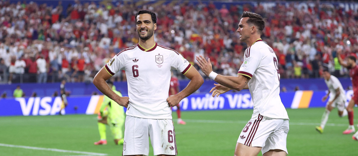 Mikel Merino y Fabián Ruiz celebran el gol de España