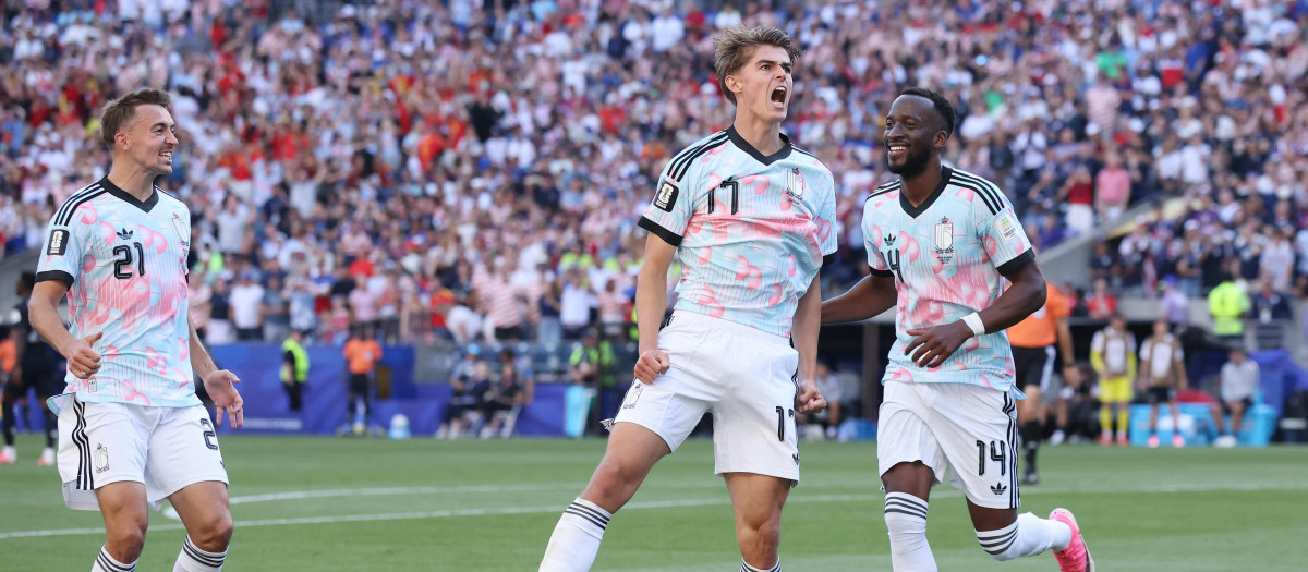 Charles De Ketelaere celebra con sus compañeros uno de los goles de Bélgica